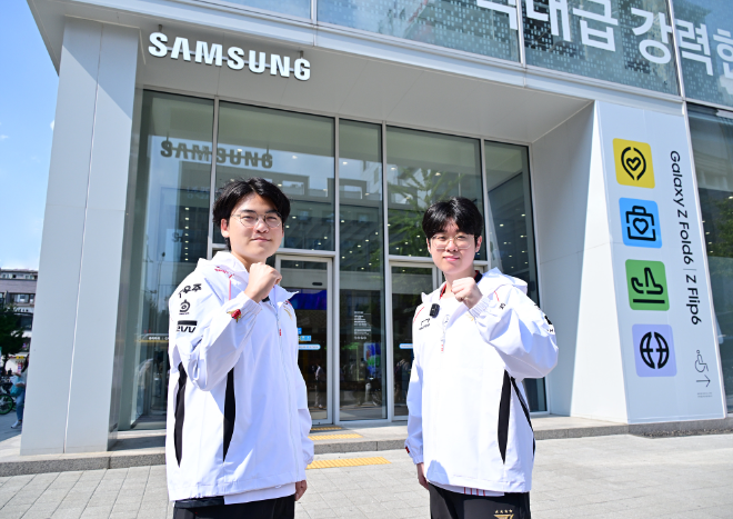 26일 삼성스토어 홍대에서 T1 제우스, 구마유시 선수들이 기념 촬영을 하고 있다. ⓒ삼성전자