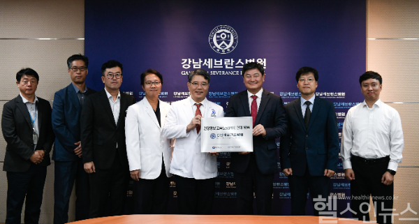 지난 26일 강남세브란스병원이 ‘건강정보 고속도로 사업’ 참여를 기념하는 개통식을 개최하고 인증 현판을 전달받았다. (강남세브란스병원 제공)