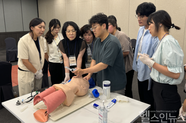 전남대학교병원 권역외상센터 김동기 교수가 교육에 참여한 보건진료소장들에게 응급환자 처치 방법 등에 대해 설명하고 있다. (화순전남대병원 제공)