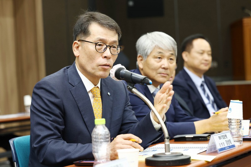 사진은 27일 광주상공회의소에서 열린 중소기업 현장 간담회에서 김성태 IBK기업은행장이 중소기업 대표들과 대화 하고 있는 모습