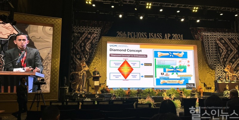 사르지토(Sardjito) 종합병원의 전문의 유다 마탄 삭띠(Yudha Mathan Sakti)가 발표를 진행하고 있다. (시지바이오 제공)