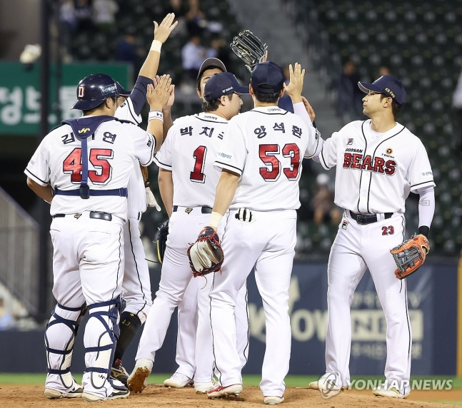 두산 선수들이 기뻐하고 있다.