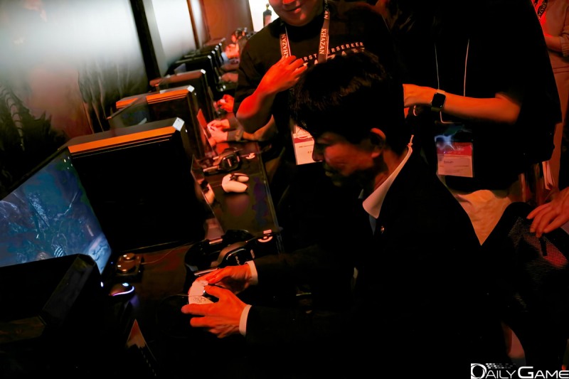 'TGS 2024' 넥슨 '퍼스트 버서커: 카잔' 부스에서 게임을 즐기고 있는 문화체육관광부 용호성 차관.