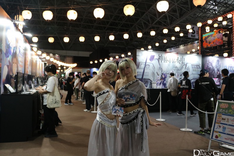 코스튬 플레이어들은 부스를 알리는데 열심이었습니다.