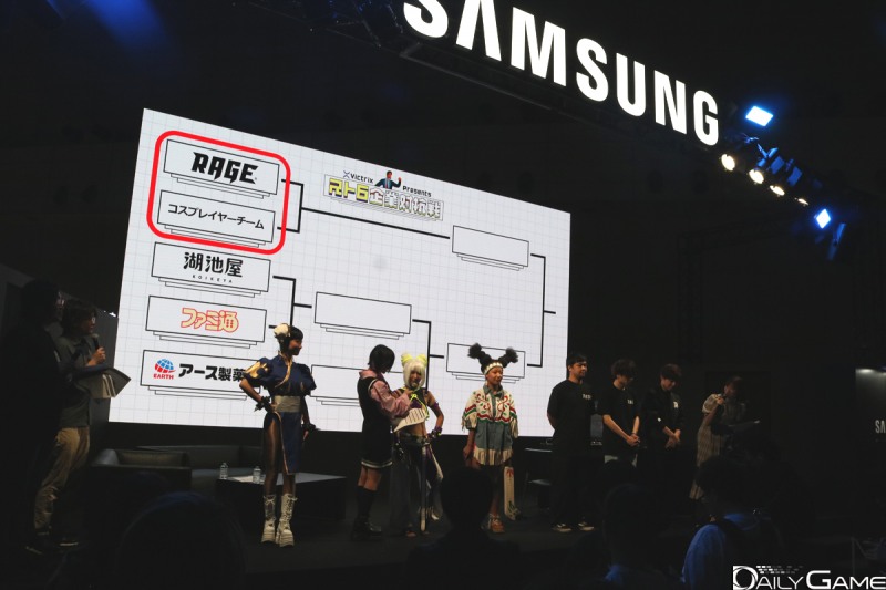 삼성 부스에서는 코스튬 플레이어와 방문객들이 무대에 올라 펼치는 다양한 이벤트가 진행되기도 했습니다.