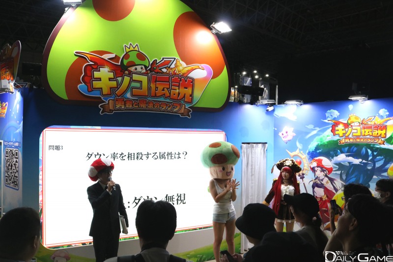 '버섯커키우기' 부스에서는 코스튬 플레이어의 인기에 진행자가 이벤트에 집중해달라고 요청할 정도였습니다.