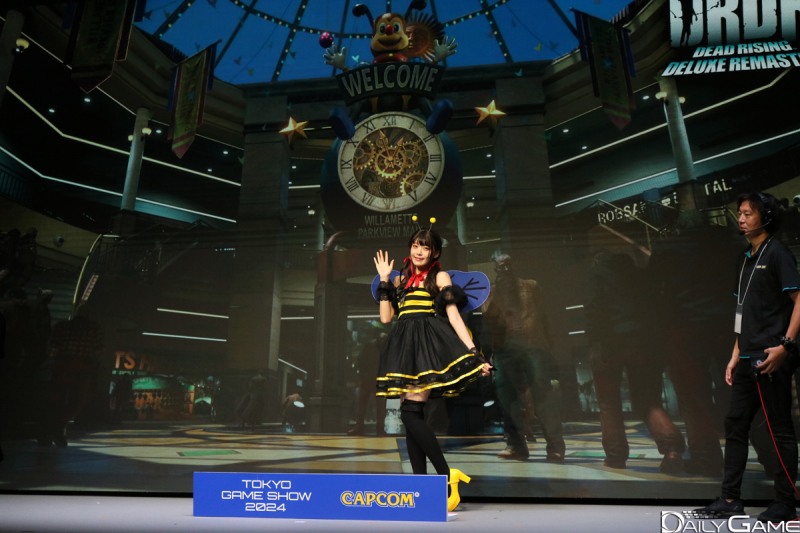 캡콤은 무대를 만들어 코스튬 플레이어와의 사진 촬영 이벤트를 열었습니다.