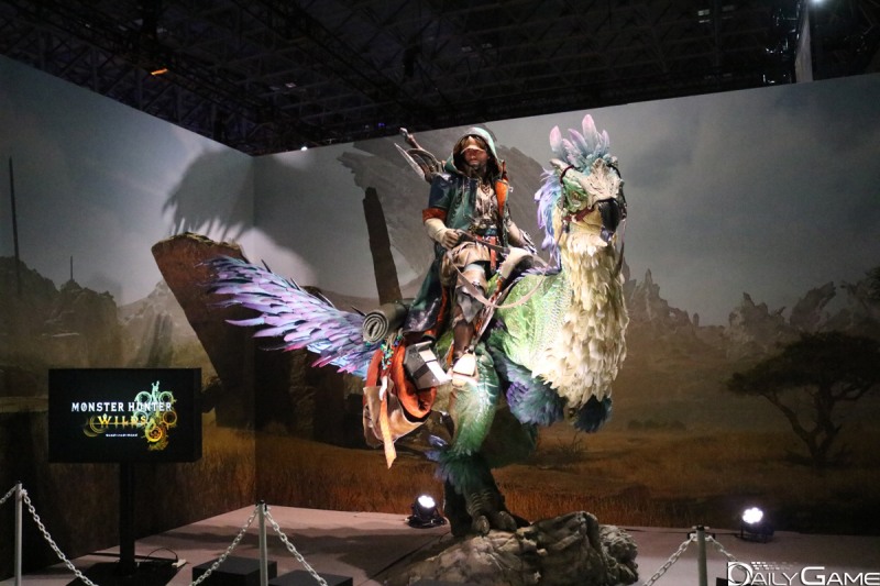 '몬스터 헌터 와일즈'의 경우 코스어가 아닌 실감나는 조형물로도 방문객들의 이목을 집중시켰습니다.