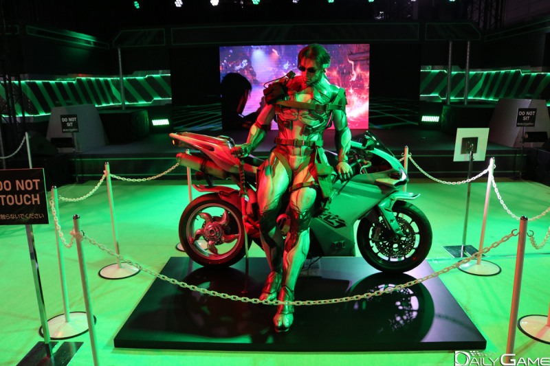 '워프레임' 부스에도 실제 사람과 같은 조형물이 있었습니다.