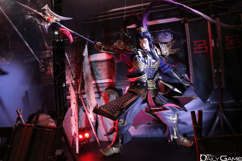 '진삼국무쌍' 시리즈의 '여포'도 거대한 크기 뿐 아니라 실감나는 외형으로 방문객들의 관심을 받았습니다.