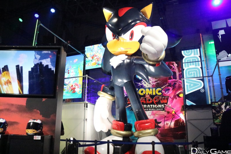 세가는 부스를 '소닉' 시리즈 캐릭터 '섀도우'의 거대 조형물을 만들었습니다.