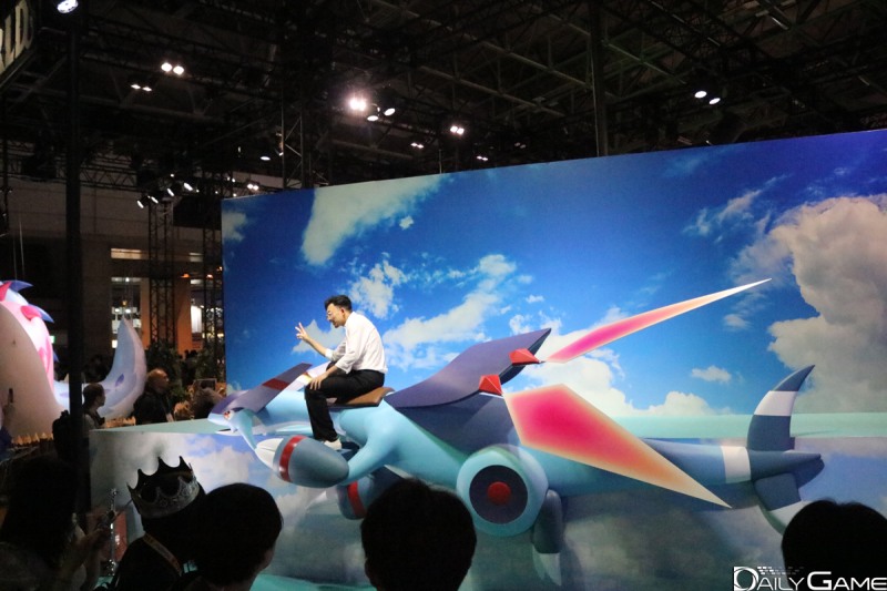 '팔월드'의 개발사 포켓페어는 '제트래곤' 위에 타고 사진을 찍을 수 있는 포토존을 마련했습니다.