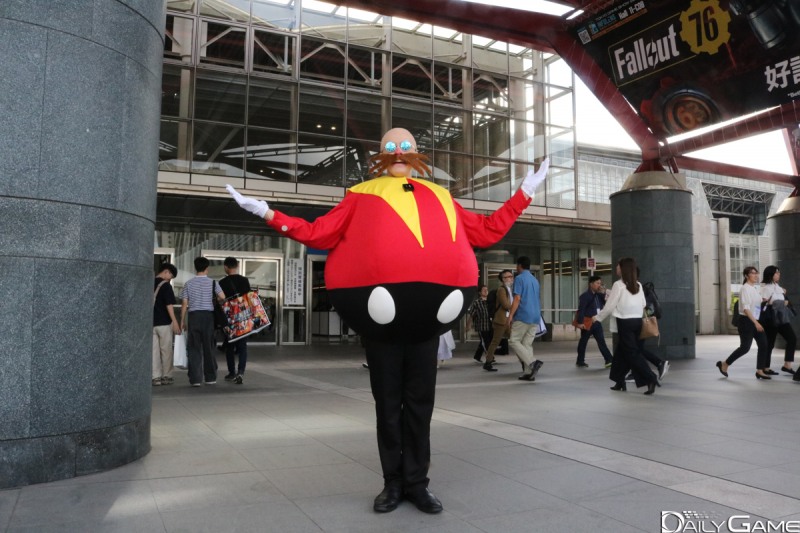 외부에서 만난 '소닉' 시리즈 '에그맨' 코스튬 플레이어는 표정과 행동마저 비슷하게 하면서 완벽하게 캐릭터를 연기했습니다.