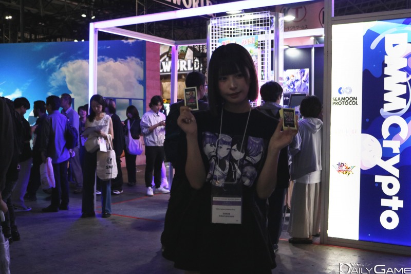 부스를 알리기 위해 팜플릿 등 홍보지를 나눠주거나,