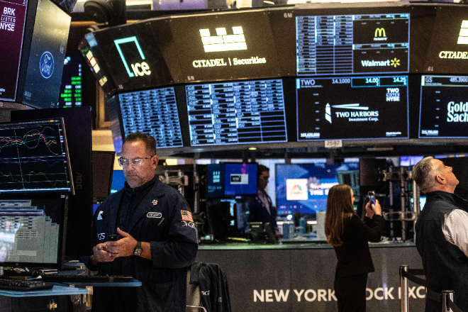 뉴욕증권거래소(NYSE) 트레이더들이 일하는 모습. 사진=로이터