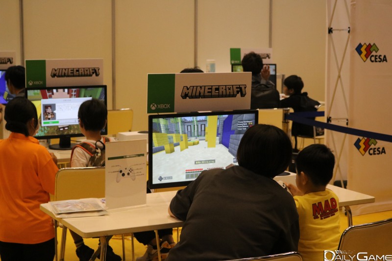 '패밀리 게임 파크' 가족이 함께 게임을 즐기는 모습. 컨트롤러는 아이들이 쥐고 있었다.