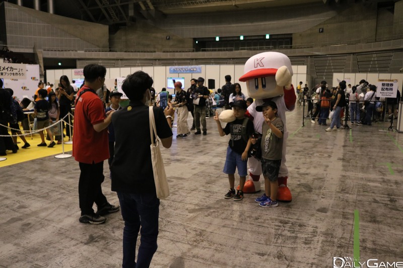 '패밀리 게임 파크'에서 코나미 '실황 파워풀 프로야구' 시리즈 캐릭터와 사진 촬영을 진행 중인 아이들.