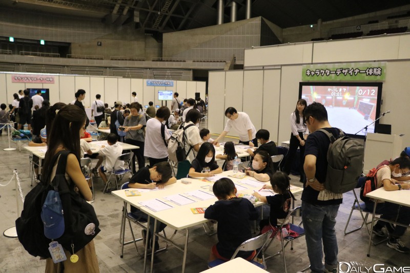 '패밀리 게임 파크' 게임 개발을 체험할 수 있는 프로그램에 몰두하고 있는 아이들.