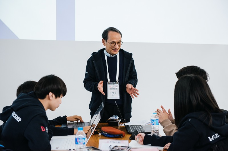 지난 2월 서울대에서 진행한 1박 2일 교육에서 신영길 서울대 교수가 참가자들과 이야기를 나누고 있는 모습