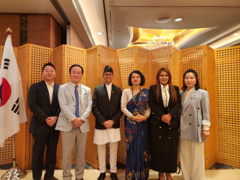 사진 가운데 주한네팔대사관 쁘스뻐 라즈 버떠라이 대사대리 부부, (Pushpa Raj Bhattarai), 사진 오른쪽 부, 박혜수 모나리자에스엠 CMO, 엘이샤 네팔대사관 국제교류협력관, 윤종선 한네팔국제교류협회장, 윤석영 전무이사