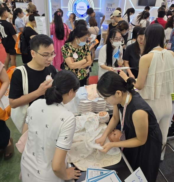 2024 하노이 국제 베이비&키즈페어에 참가한 스칸디맘 부스에 현지 부모들의 관심이 이어지고 있다