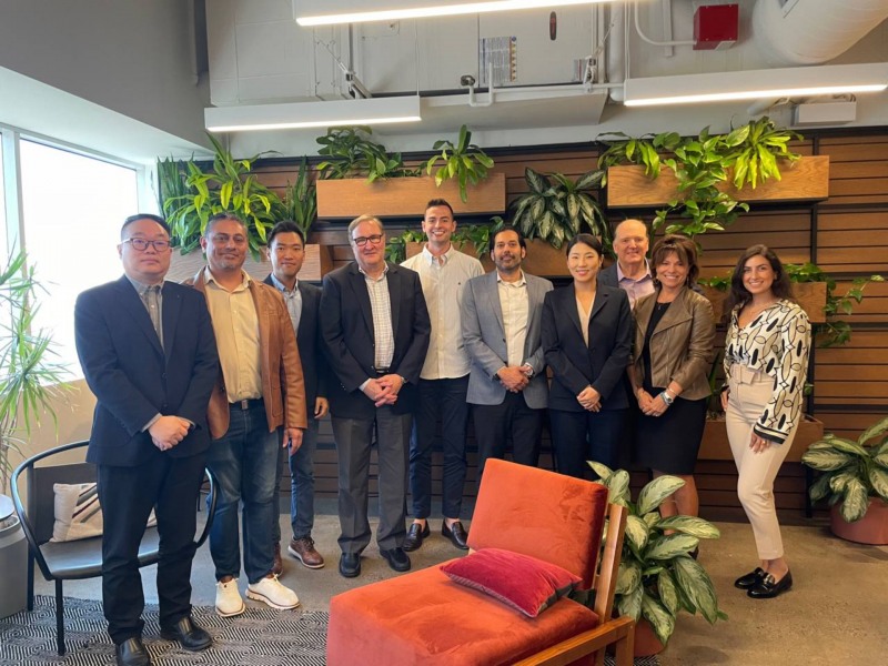 왼쪽부터 랩지노믹스 본사 박응조 수석, 아이엠디(IMD) 대표이사 이스라엘 빌라세노(Israel Villasenor), Labgenomics USA 대표이사 조정희, 큐디엑스(QDx) CBO 팀 리치(Tim Rich), 큐디엑스 서부지역 영업 담당 팀 디터(Tim Deater), 아이엠디 BD Manager 스캇 오시(Scott Ossi), 랩지노믹스 본사 김아람 책임, 아이엠디 COO 루이스 줌바스(Louis Tzoumbas), 아이엠디 영업 담당 메리 베스 에사(Mary Beth Essa), 큐디엑스 캘리포니아주 영업 담당 애슐리 라바포어(Ashley Rahbarpour)