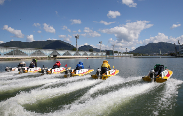 미사리경정장에서 선수들이 지정연습을 위해 계류장에서 출발하고 있다