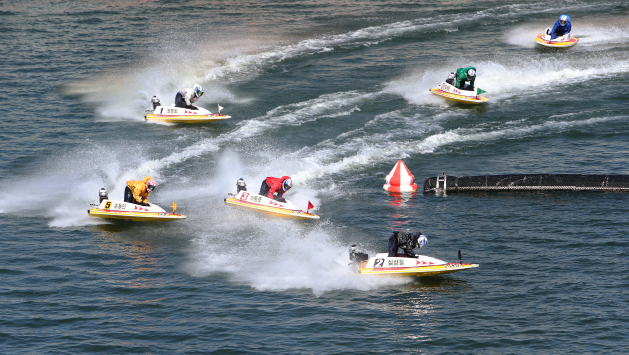 미사리경정장에서 선수들이 턴마크를 돌며 경합을 벌이고 있다.