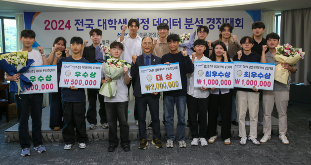 지난 27일, 서울올림픽파크텔에서 열린 시상식에서 이성철 경륜경정총괄본부장(첫줄 왼쪽부터 다섯 번째)과 경진대회 수상팀들이 기념사진을 촬영하고 있다.