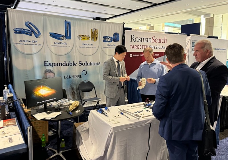 엘앤케이 스파인이 ’NASS 2024’ 참가해 척추 관련 병원 의료진에게 제품을 설명하고 있는 모습