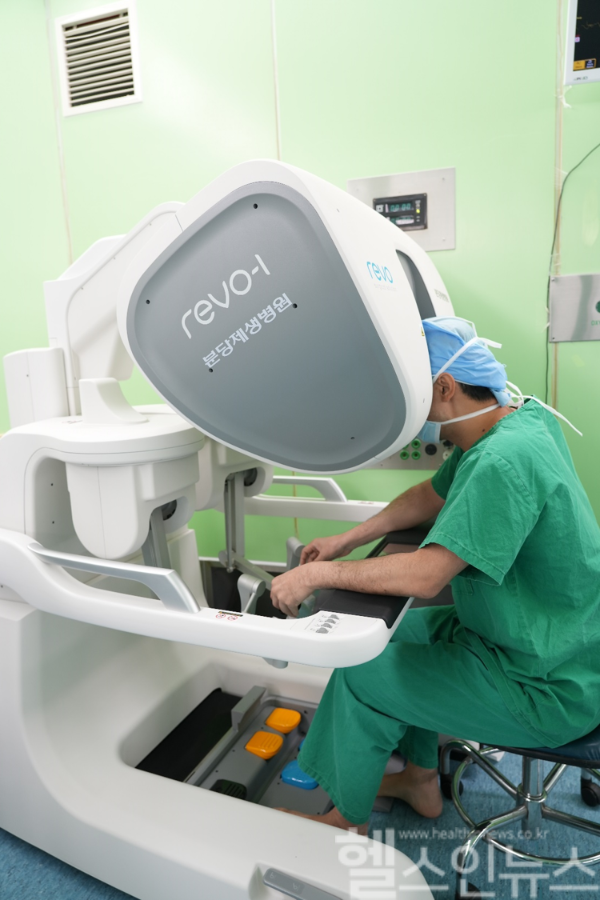 분당제생병원 비뇨의학과 손정환 진료부장이 레보아이 로봇수술장비로 요관재건술을 하고 있다. (분당제생병원 제공)