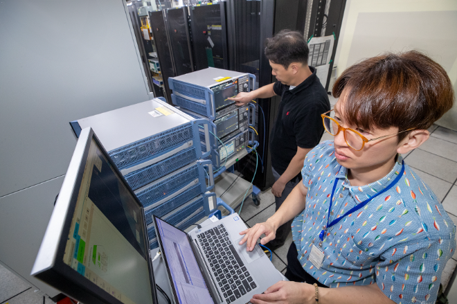 KT와 KT SAT이 위성 통신 파트너사와 지상의 5G 네트워크와 궤도 고도 35,800km에 위치한 무궁화위성 6호를 5G NTN(표준으로 연동하는데 성공했다. ⓒKT