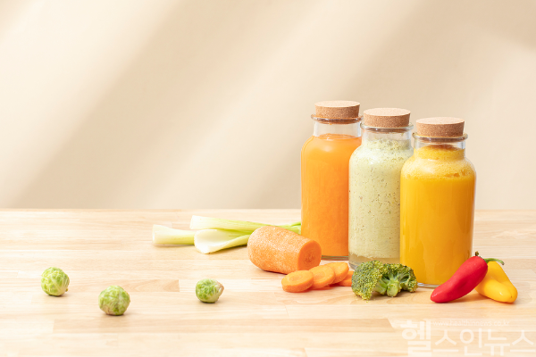 Many drinks marketed as healthy may contain high sugar levels, potentially hindering weight loss. Always check labels carefully before consuming. (Image provided by ClipArtKorea)