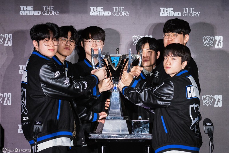 2024 롤드컵 우승을 차지하고 소환사의 컵을 든 T1.