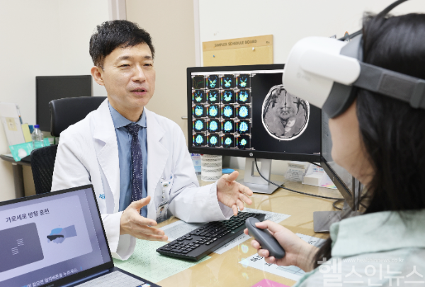 서울아산병원 신경과 강동화 교수가 시야장애를 앓고 있는 뇌졸중 환자에게 디지털 치료제 ‘비비드브레인’을 통한 시지각 학습 방법과 치료 효과에 대해 설명하고 있다. (서울아산병원 제공)