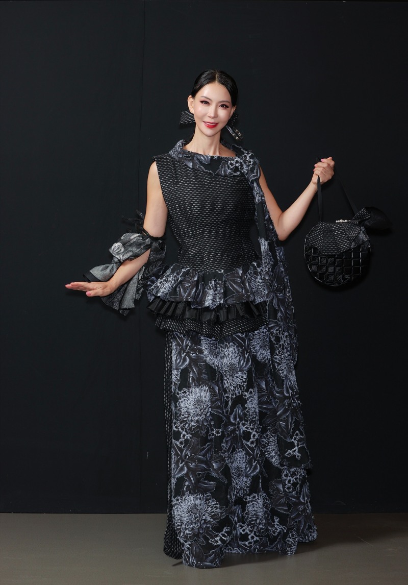 이수진, ‘2024 대련 패션위크’ 런웨이 화려하게 장식…시니어 모델의 위력