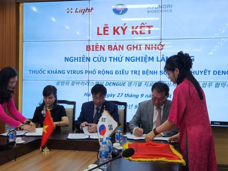 27일 베트남 국립열대병병원에서 임상협약을 체결하고 있다. 좌측부터 베트남 임상협력기관 Light 연구소 응우옌 투 장 소장, 베트남 국립열대병병원 팜 응옥 탁 병원장, 현대바이오 해외협력부문 최재훈 고문. (제공= 현대바이오)