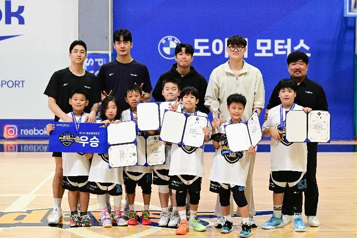 (뒷줄 좌측부터) 서울삼성썬더스농구단 조준희, 차민석, 박민채, 이동엽, 도이치모터스 이보람 이사 (앞줄) 제1회 도이치모터스배 삼성리틀썬더스 농구대회 U-10 우승팀 분당삼성 선수들