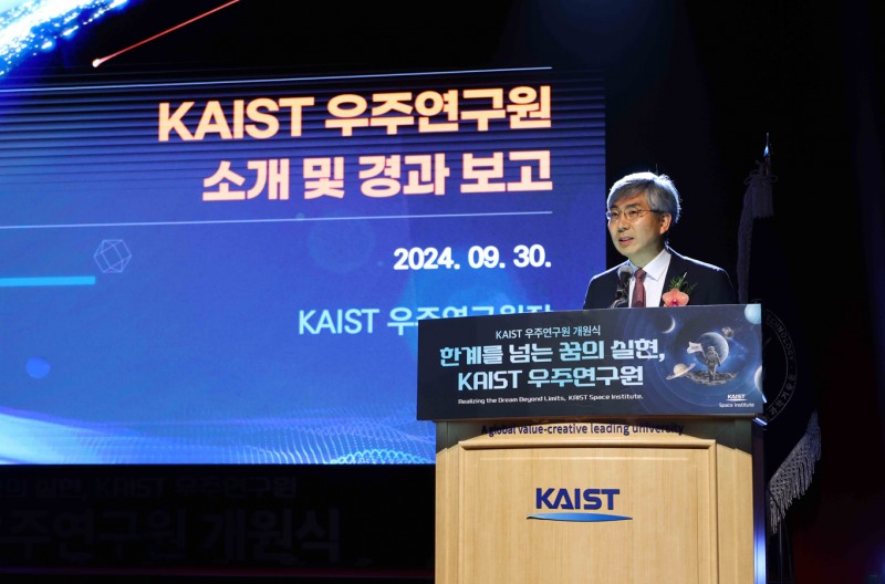KAIST 우주연구원 개원식에서 조직 소개 중인 한재흥 우주연구원장