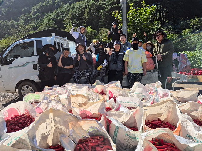 HR그룹(주) 임직원들이 평창 고추 따기 봉사를 마치고 기념사진을 찍고 있다./사진=HR그룹(주) 미디어팀 제공
