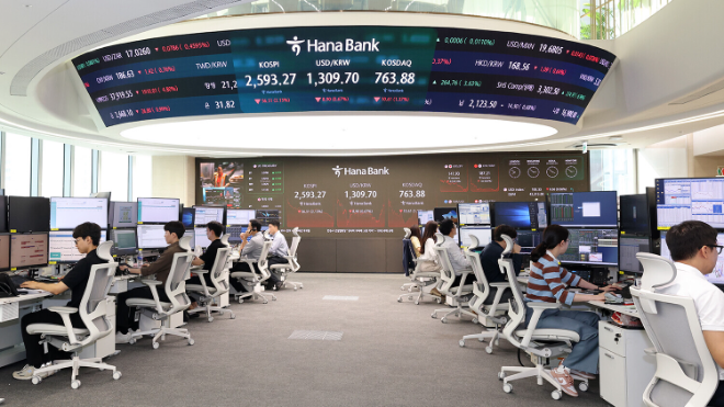 하나은행은 외환시장 구조개선 방안 시행에 따라 급속히 디지털화되고 있는 외환(FX)거래 역량의 초격차 확대를 위해 딜링룸 조직개편을 실시한다고 밝혔다. 지난 9월 30일 하나은행 을지로 본점 소재 딜링룸 '하나 인피니티 서울(Hana Infinity Seoul)'에서 직원들이 업무를 보고 있다. ⓒ하나은행