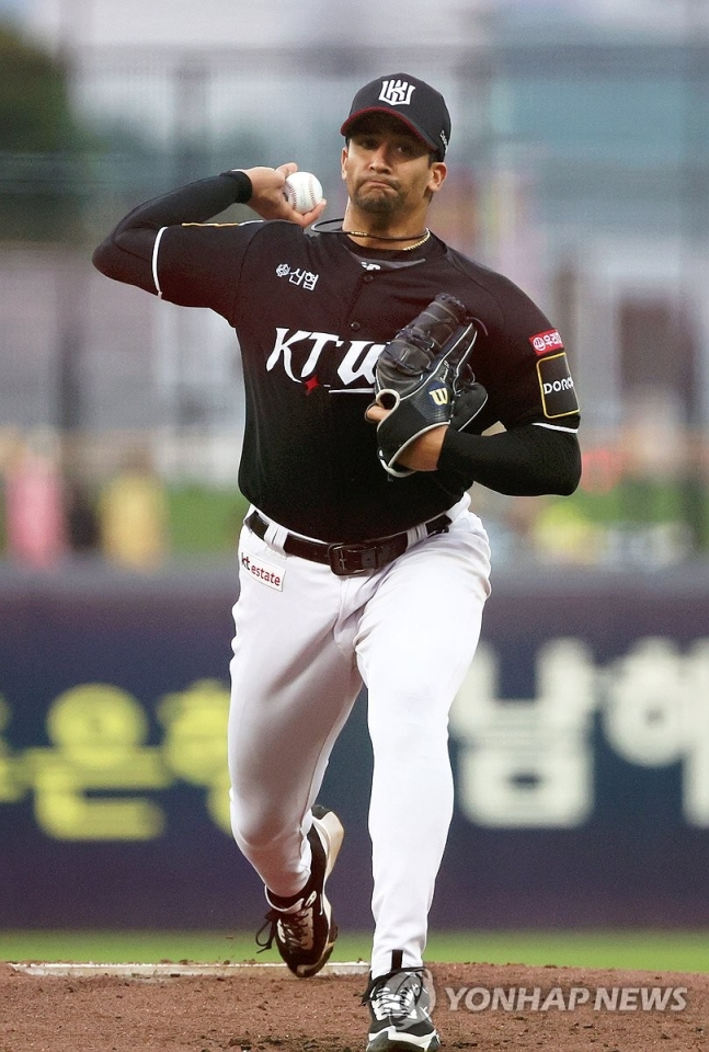 투구하는 쿠에바스