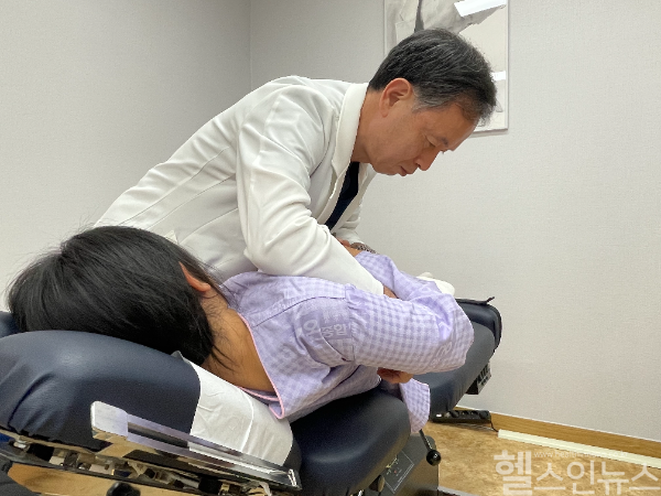 부산 온종합병원 한방센터 최철호 부원장(한의사)이 환자를 진료하고 있다. (온종합병원 제공)