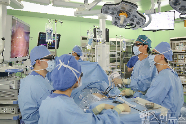 3차원 복강경 수술 시스템(3D Laparoscope System)과 다관절 수술 기구로 수술 중인 비뇨의학과 박종욱 과장(우측에서 두 번째) (원자력병원 제공)
