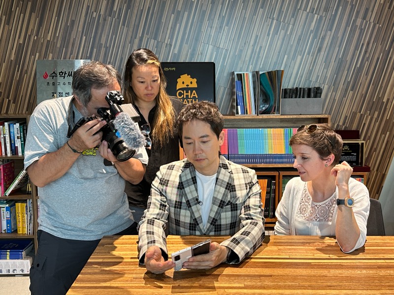 사진 : 독일 공영방송 ZDF와 인터뷰 중인 세븐에듀 스타강사 차길영(가운데)