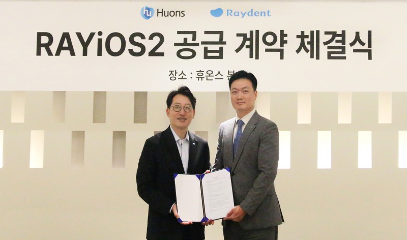 휴온스는 2일  레이덴트와 ‘레이오스 2(치과용 구강스캐너)’의 판매 및 디지털 덴티스트리 사업화에 대한 업무협약을 체결했다. 사진 왼쪽부터 휴온스 윤상배 대표, 레이덴트 안홍규 대표.