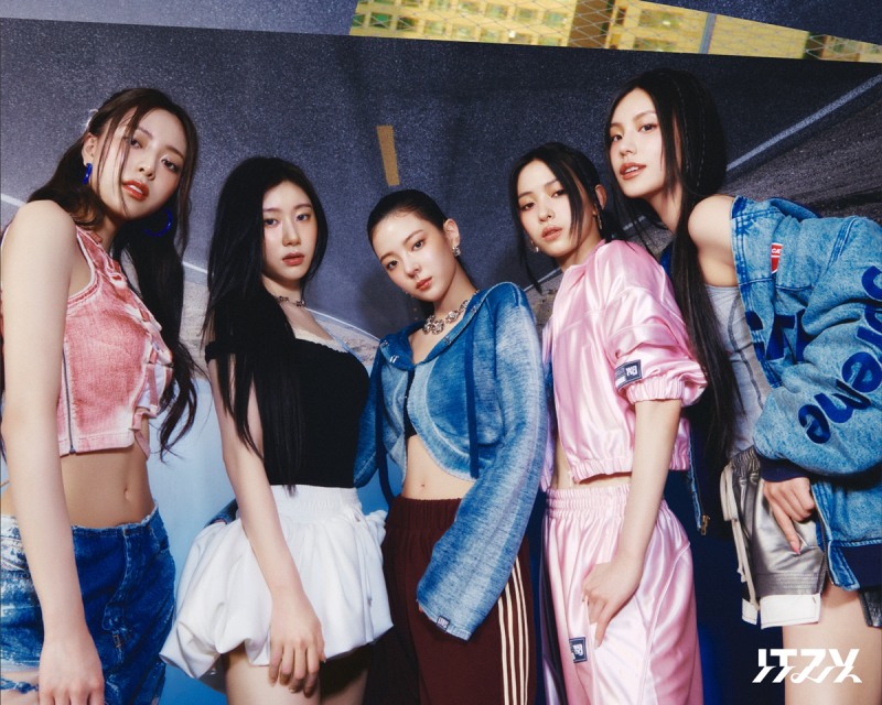 ITZY, 새 앨범 ‘GOLD’ 단체 및 개별 콘셉트 포토 공개…도심 밝히는 화려한 존재감