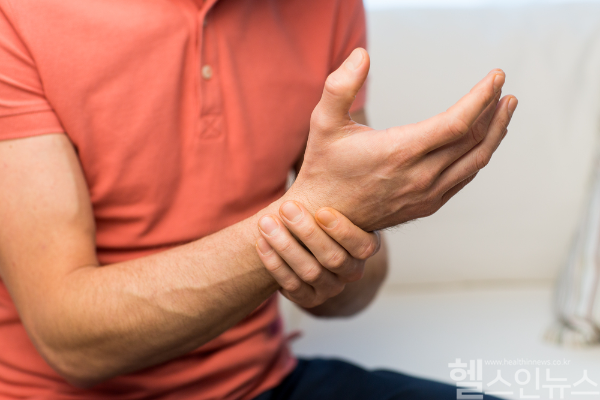 손떨림있을 때 의심해 볼 수 있는 본태 떨림과 파킨슨병... 본태 떨림은 노화 및 유전적 경향이 크고 파킨슨병은 걸음 보폭 좁아지고 보행 시 떨림 등이 동반되는 것이 특징 (클립아트코리아)