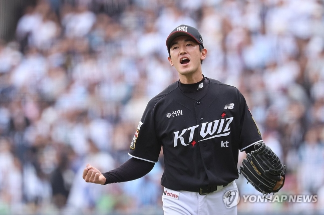 8회말 무실점으로 막아낸 고영표