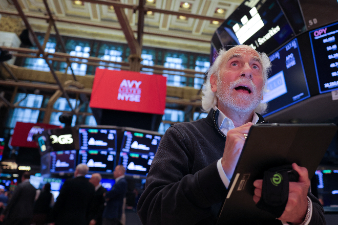 뉴욕증권거래소(NYSE) 트레이딩룸에서 일하는 트레이더 모습. 사진=로이터